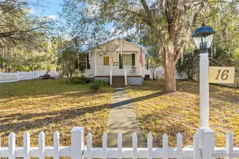 16 52nd St, Yankeetown, FL 34498