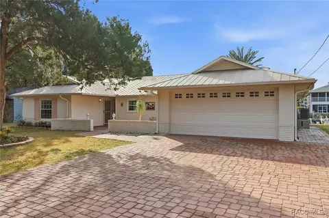 11290 W Amerindian Ct, Crystal River, FL 34429