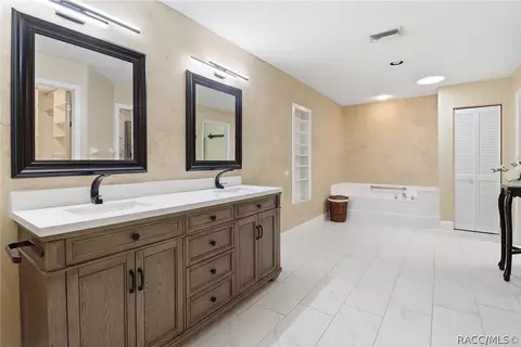 Bath - 226 E Hartford St, Hernando, FL 34442 photo 1 of 5