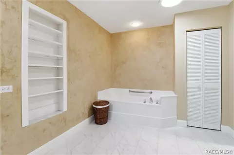 Bath - 226 E Hartford St, Hernando, FL 34442 photo 2 of 5