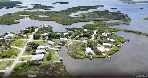 562 N Lake Cir, Crystal River, FL 34429