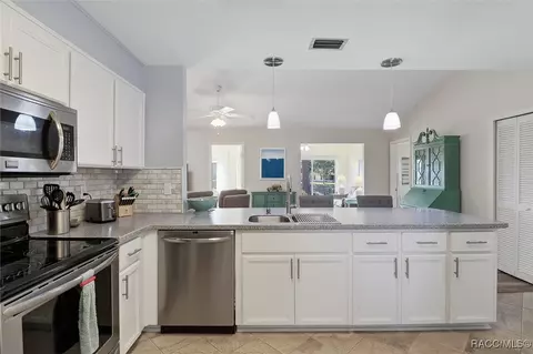 Kitchen - 802 E Hillsborough Ct, Hernando, FL 34442 photo 2 of 6