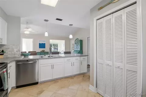 Kitchen - 802 E Hillsborough Ct, Hernando, FL 34442 photo 4 of 6