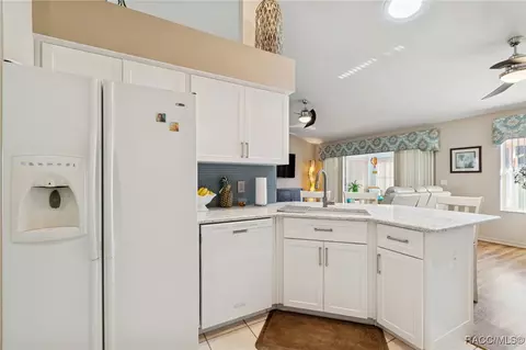 Kitchen - 3658 E Arbor Lakes Dr, Hernando, FL 34442 photo 2 of 4