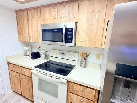 Kitchen - 370 E Glassboro Ct, Hernando, FL 34442 photo 2 of 4