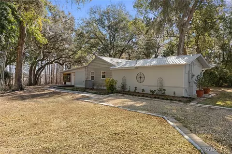 9193 S Great Oaks Dr, Floral City, FL 34436