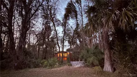 5908 Riverside Dr, Yankeetown, FL 34498
