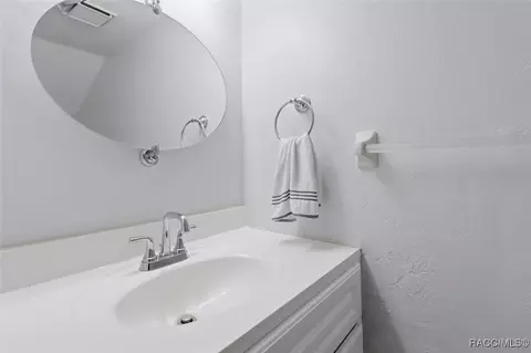 Bath - 791 E Hartford St #1B, Hernando, FL 34442 photo 1 of 5