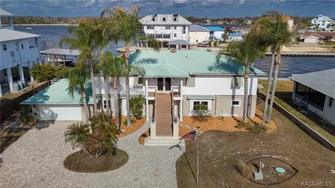 2225 N Watersedge Dr, Crystal River, FL 34429