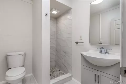 Bath - 2180 N Trucks Ave, Hernando, FL 34442 photo 1 of 2