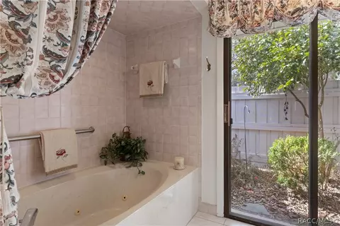 Bath - 305 W Chase St, Hernando, FL 34442 photo 2 of 5