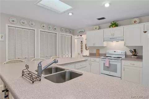 Kitchen - 305 W Chase St, Hernando, FL 34442 photo 4 of 5