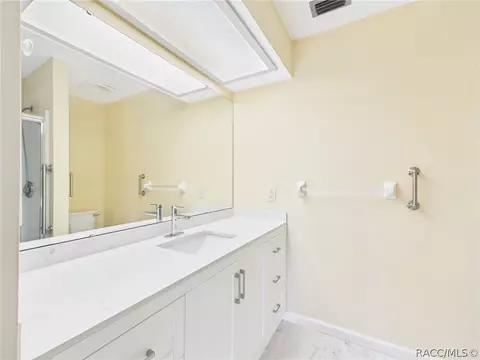 Bath - 2322 N Saint Johns Pt, Hernando, FL 34442 photo 2 of 3
