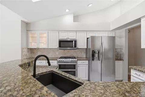 Kitchen - 197 E Joplin Ct, Hernando, FL 34442 photo 2 of 5