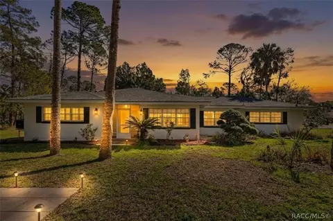 6 Nancy Pkwy, Yankeetown, FL 34498