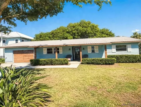 7 Palm Dr, Yankeetown, FL 34498