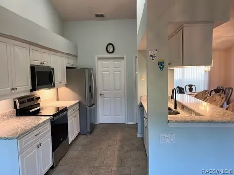 Kitchen - 675 E Charleston Ct, Hernando, FL 34442 photo 3 of 8