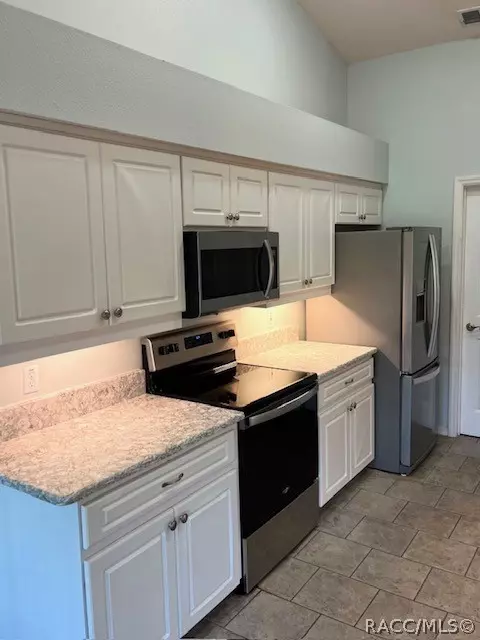 Kitchen - 675 E Charleston Ct, Hernando, FL 34442 photo 4 of 8