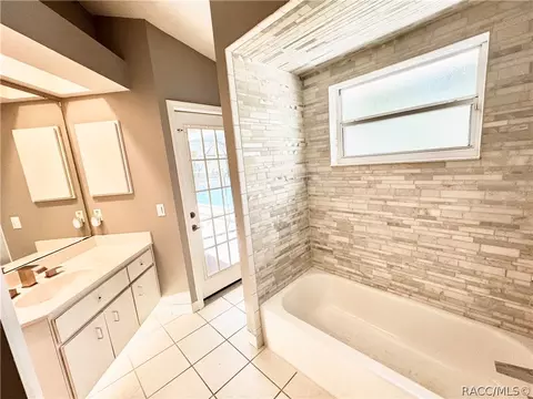 Bath - 604 W Massachusetts St, Hernando, FL 34442 photo 1 of 10