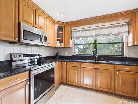 Kitchen - 650 E Dakota Ct, Hernando, FL 34442 photo 3 of 4
