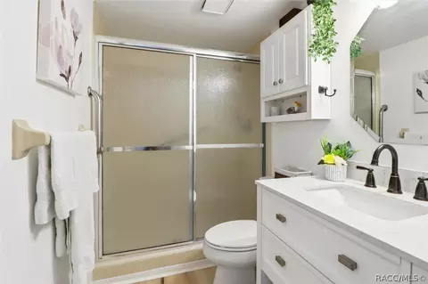 Bath - 115 E Hartford St #2A, Hernando, FL 34442 photo 1 of 4