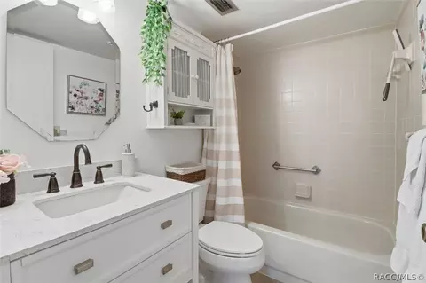 Bath - 115 E Hartford St #2A, Hernando, FL 34442 photo 4 of 4