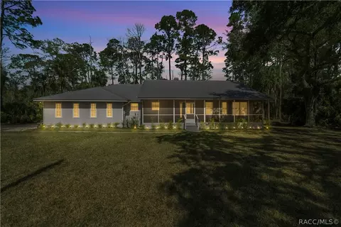 10 Patricia Rd, Yankeetown, FL 34498