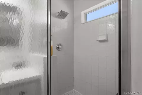 Bath - 1761 E Cleveland St, Hernando, FL 34442 photo 2 of 4