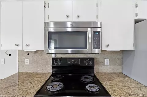 Kitchen - 1131 S Softwind Loop, Lecanto, FL 34461 photo 4 of 5