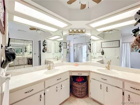 Bath - 390 W Olympia St, Hernando, FL 34442 photo 4 of 4