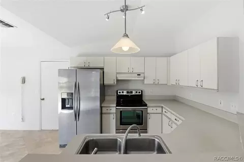 Kitchen - 826 W Cockatiel Loop, Hernando, FL 34442 photo 1 of 6