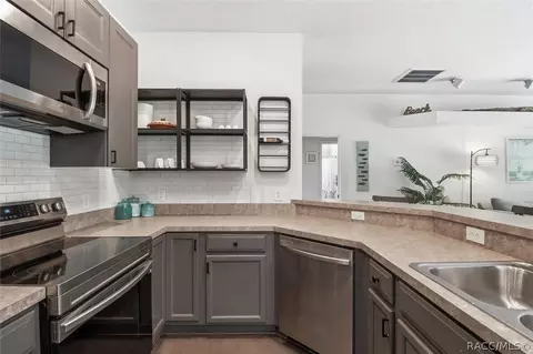Kitchen - 3071 N Hamlin Ter, Hernando, FL 34442 photo 4 of 6