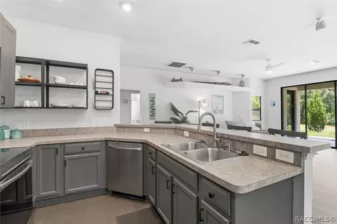 Kitchen - 3071 N Hamlin Ter, Hernando, FL 34442 photo 3 of 6