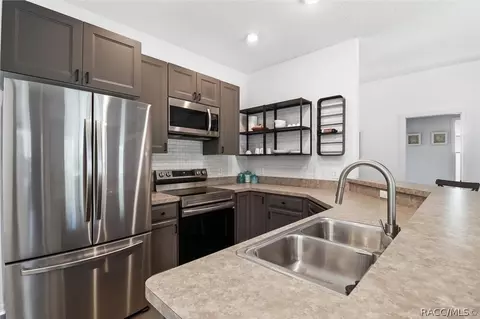 Kitchen - 3071 N Hamlin Ter, Hernando, FL 34442 photo 2 of 6