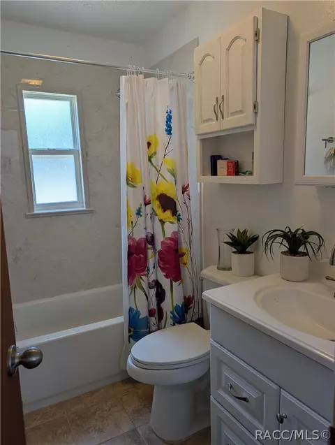 Bath - 2720 N Lakefront Dr, Hernando, FL 34442 photo 1 of 4