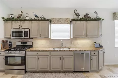 Kitchen - 1096 W Diamond Shore Loop, Hernando, FL 34442 photo 4 of 5