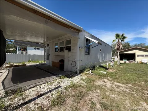 9454 Gray Fox Dr, Weeki Wachee, FL 34613