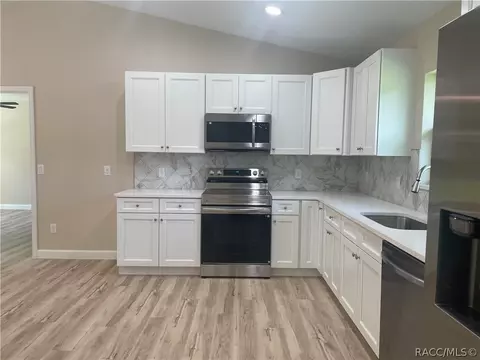 Kitchen - 6532 N Iris Dr, Hernando, FL 34442 photo 2 of 3