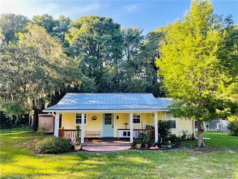 9433 S Great Oaks Dr, Floral City, FL 34436