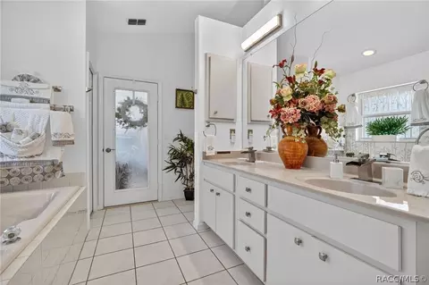 Bath - 507 E Gilchrist Ct, Hernando, FL 34442 photo 2 of 4