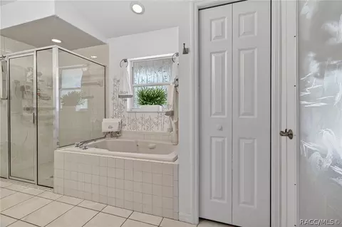 Bath - 507 E Gilchrist Ct, Hernando, FL 34442 photo 1 of 4
