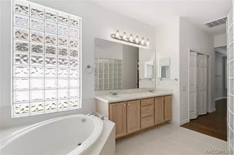 Bath - 653 W Doerr Path, Hernando, FL 34442 photo 2 of 5