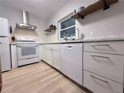 Kitchen - 271 Hudson St, Inglis, FL 34449 photo 2 of 3