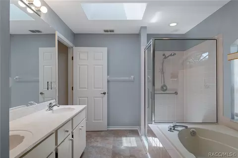 Bath - 3116 N Stratham Pt, Hernando, FL 34442 photo 2 of 5