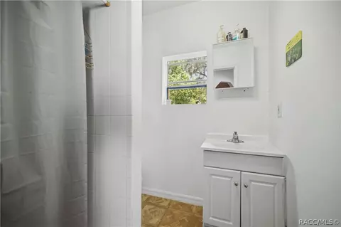 Bath - 818 NE 9th Ave, Ocala, FL 34470 photo 2 of 6
