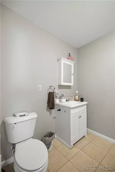 Bath - 818 NE 9th Ave, Ocala, FL 34470 photo 4 of 6