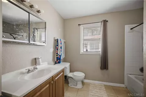 Bath - 818 NE 9th Ave, Ocala, FL 34470 photo 5 of 6