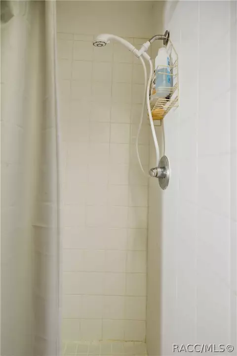 Bath - 818 NE 9th Ave, Ocala, FL 34470 photo 3 of 6