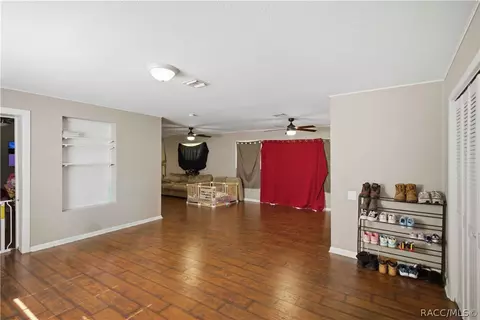 Living - 818 NE 9th Ave, Ocala, FL 34470 photo 2 of 5