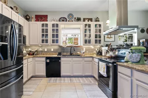 Kitchen - 512 SE 9th St, Ocala, FL 34471 photo 2 of 7